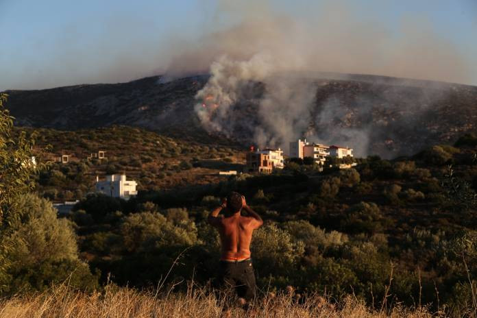 Κάηκε σπίτι από τη φωτιά στην Ανάβυσσο (βίντεο)